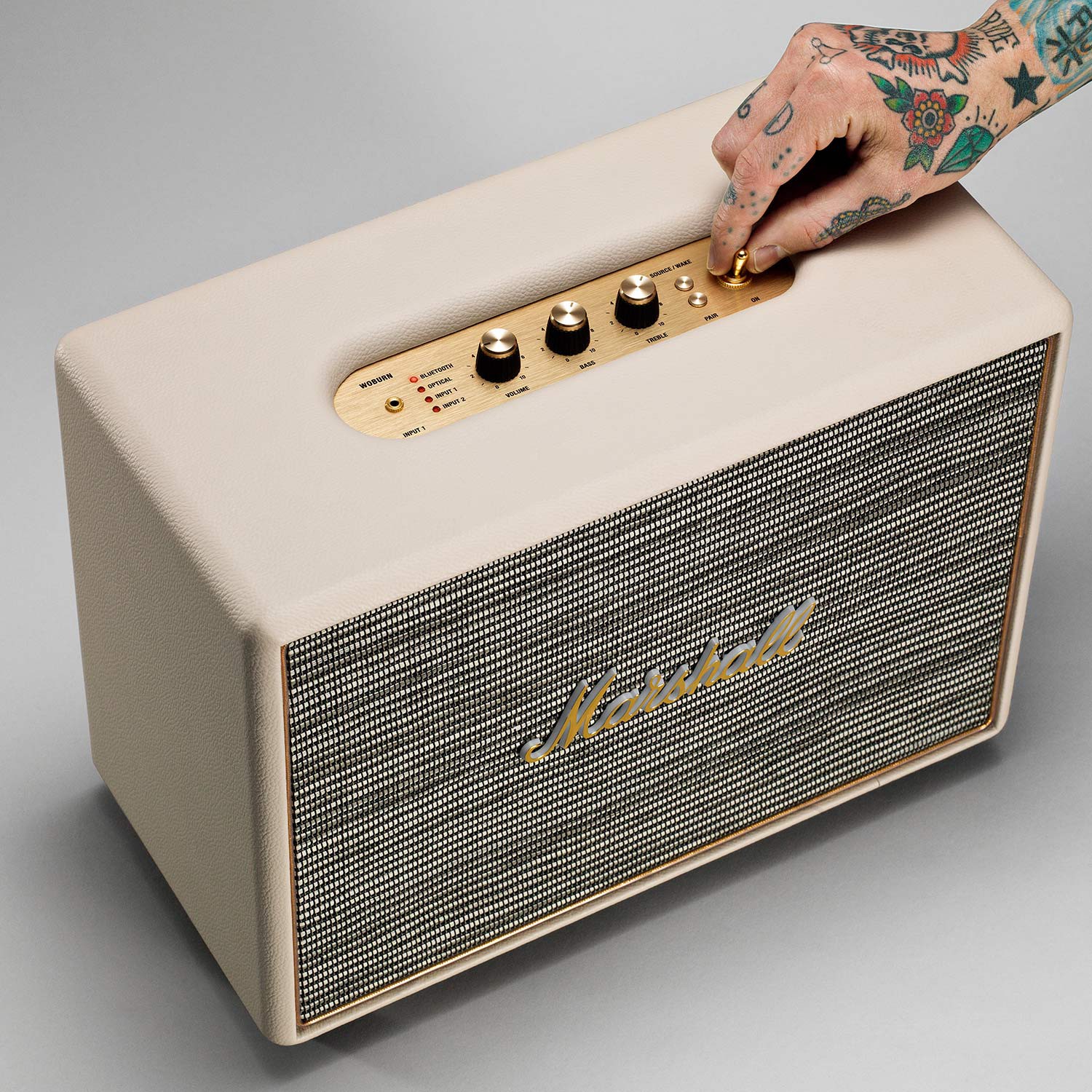 Marshall Woburn màu Trắng đặt trong phòng khách — chất âm ấm đặc trưng Marshall — Đại Nam Sky Music