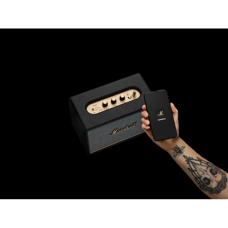 Điện thoại mở ứng dụng Marshall bên cạnh loa Marshall Acton IV Black