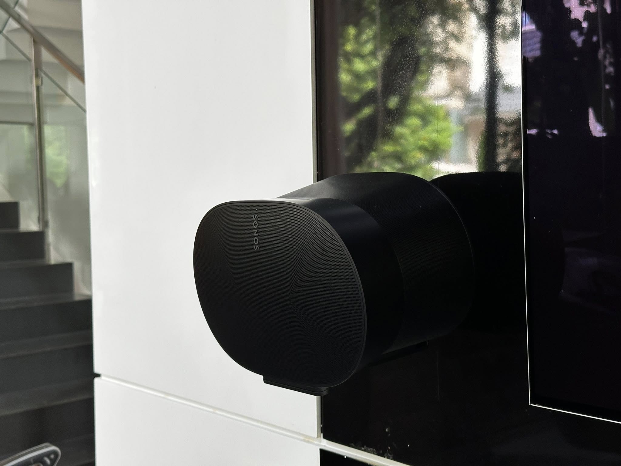 Sonos Era 300 đặt cạnh màn hình tại showroom Nhà Đại Nam