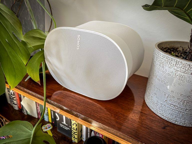 Sonos Era 300 màu trắng đặt trên kệ gỗ trong không gian phòng khách tại Nhà Đại Nam
