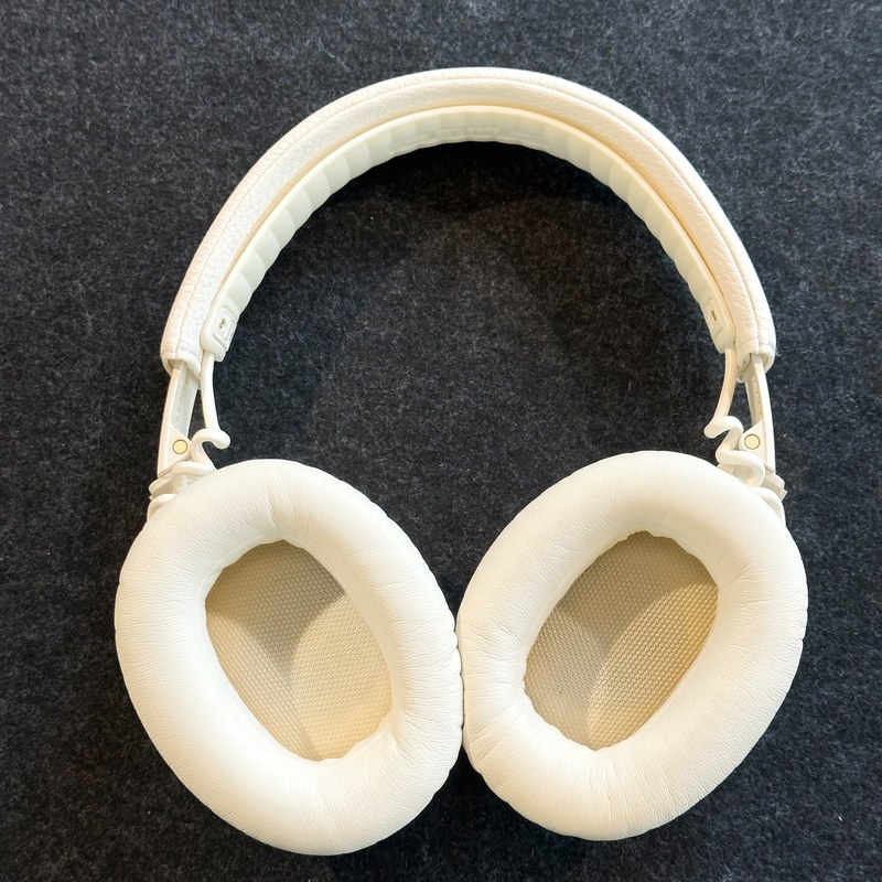 Mặt trong ear cup Marshall Monitor III Cream với đệm mesh