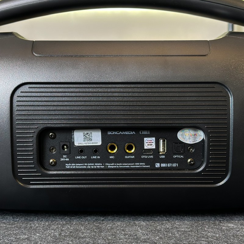 Mặt sau loa SONCAMEDIA Chill với cổng DC, Line Out, Line In, Mic, Guitar, OTO/Live, USB, Optical và tem chống hàng giả
