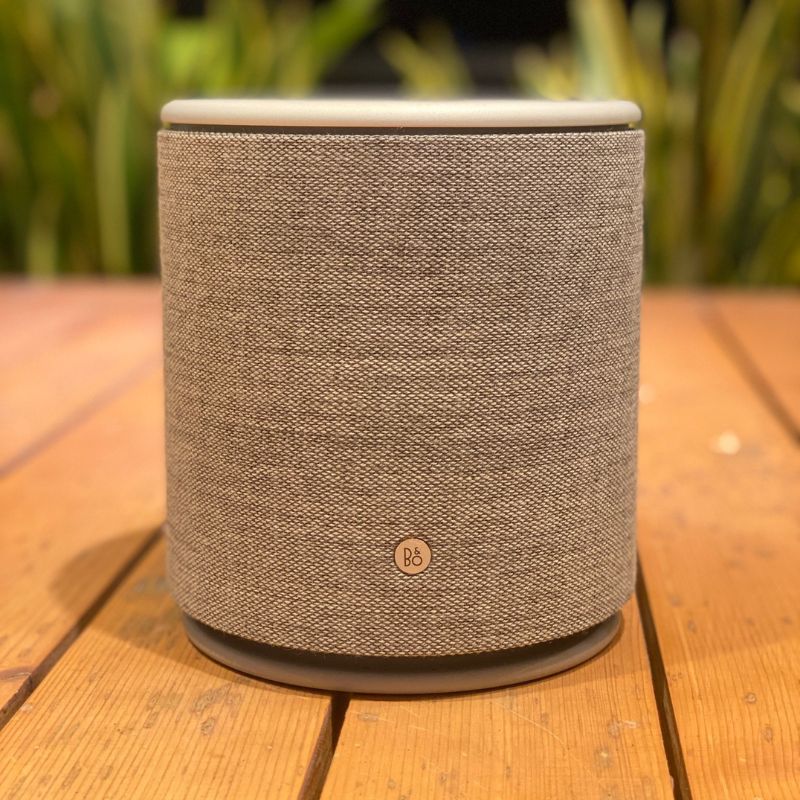 Loa Beoplay M5 màu Sand/Gray góc nhìn trực diện | Bang & Olufsen