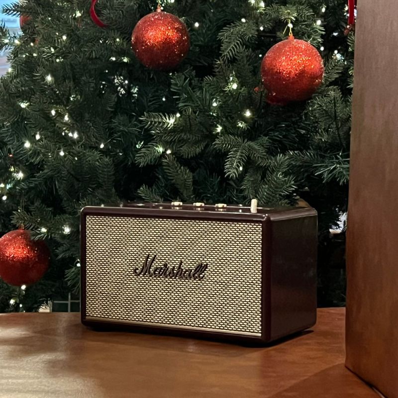 Marshall Acton III Burgundy trước cây thông Noel - phiên bản giới hạn dành cho dịp lễ