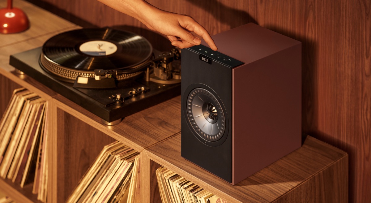 KEF Coda W đặt cạnh mâm than và đĩa vinyl, minh họa bộ loa active Phono MM tại Đại Nam Sky Music