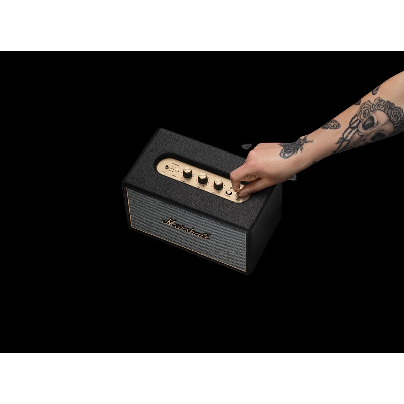 Người dùng nhấn nút M tùy chỉnh trên bảng điều khiển Marshall Acton IV Black
