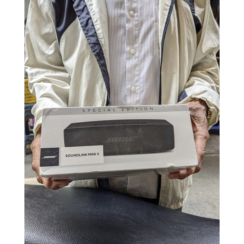 Khách nhận hộp Bose SoundLink Mini II Special Edition seal nguyên tại Đại Nam Sky Music