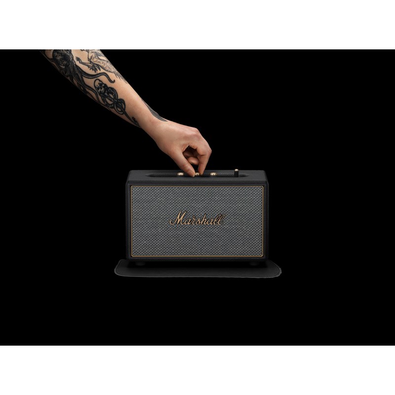 Người dùng chỉnh núm âm lượng bass và treble trên Marshall Acton IV Black