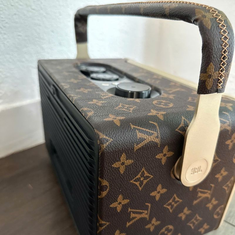 Cạnh phải loa JBL Authentic 300 bọc da LV - logo JBL trên tay cầm kim loại vàng