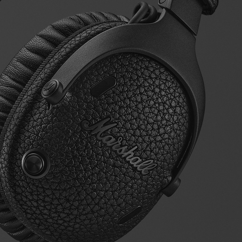 Logo Marshall in chìm chữ ký trên earcup Monitor III A.N.C. Pitch Black