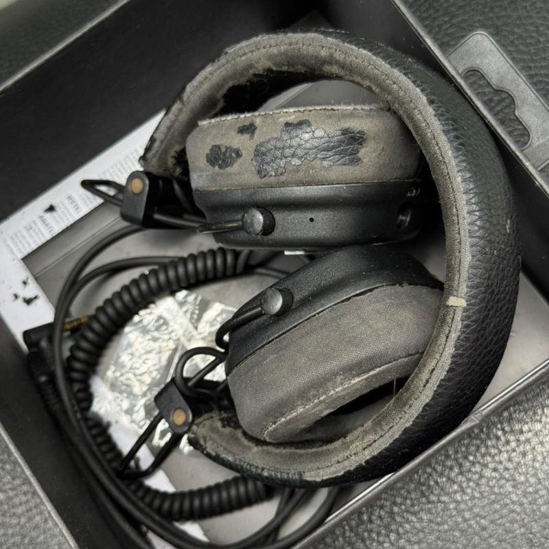 Marshall Major bong tróc nhìn từ bên hông — earcup và headband xuống cấp nặng