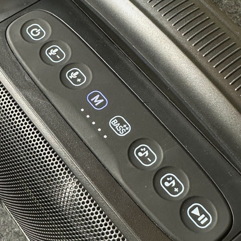 Cận cảnh phím bấm mặt trên loa SONCAMEDIA Chill tại showroom Đại Nam Sky Music