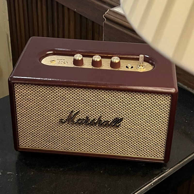 Marshall Acton III Burgundy đặt trên bàn tối - bộ đôi màu đỏ Burgundy và vàng đồng cổ điển