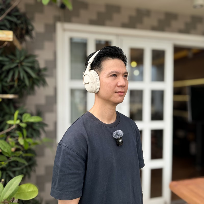 Marshall Monitor III ANC Cream phối áo tối nổi bật phong cách vintage