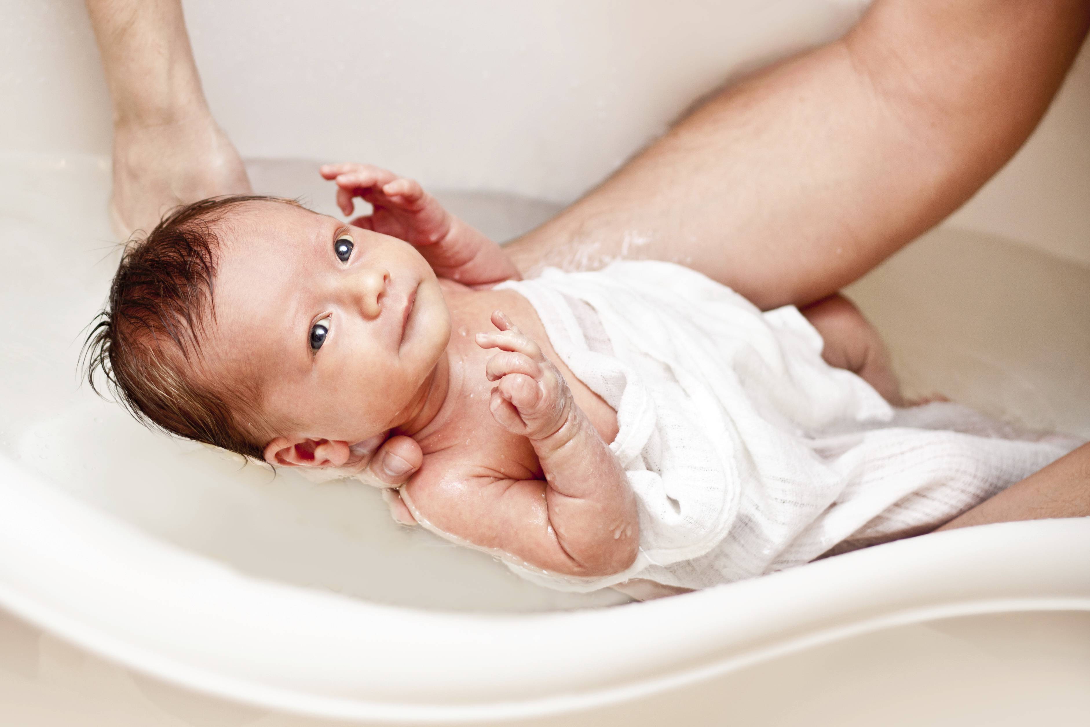 Nếu mẹ biết cách tắm cho trẻ sơ sinh, bé sẽ cảm thấy thoải mái, dễ chịu và có một giấc ngủ ngon (nguồn ảnh: Internet)