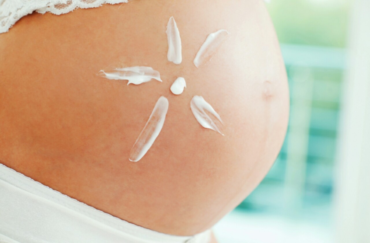 Sử dụng kem chống nắng cho bà bầu để bảo vệ làn da nhạy cảm trong giai đoạn thai kì (nguồn ảnh: Internet)