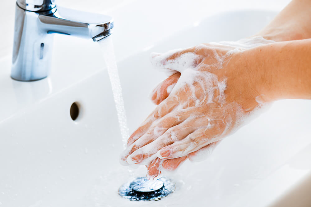 Độ ấm của nước cũng là một yếu tố ảnh hưởng đến việc chăm sóc da tay (Nguồn ảnh: Internet)