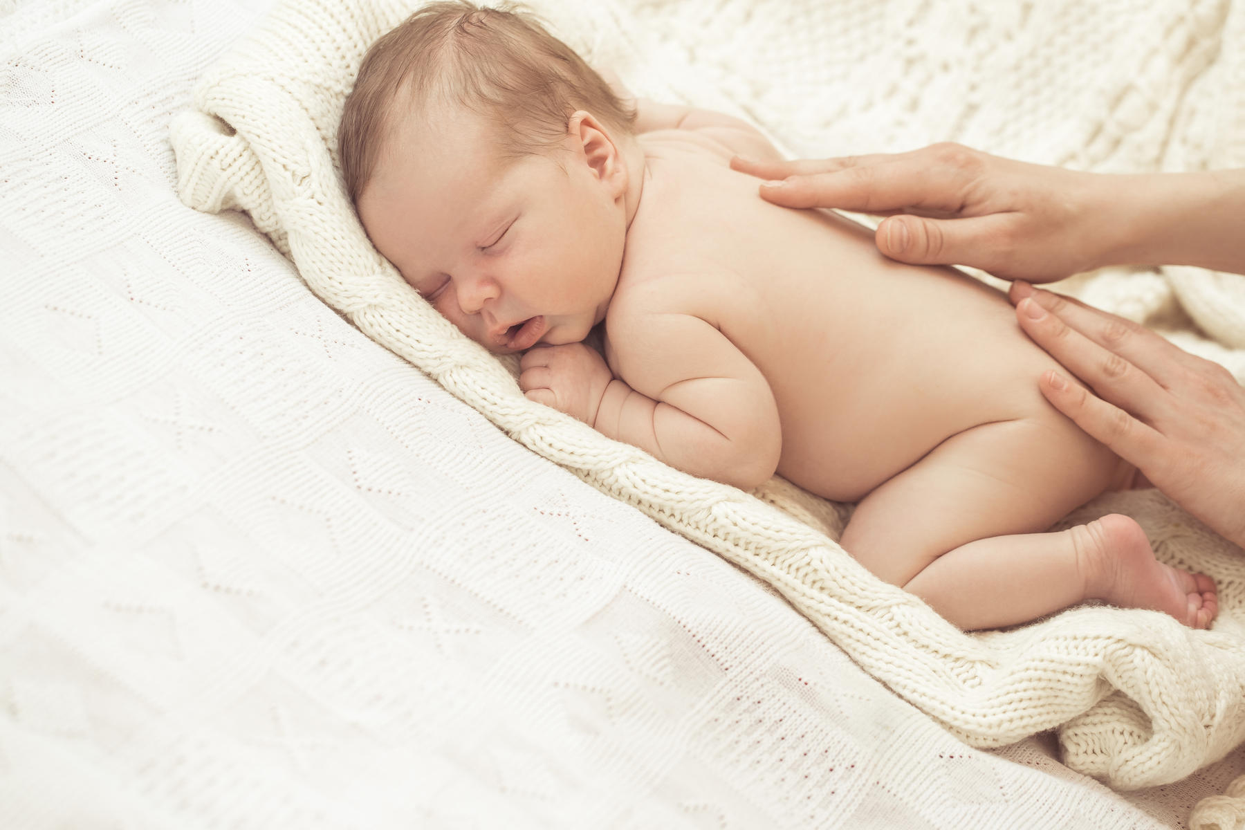 Massage hàng ngày bằng kem nẻ cho bé để duy trì độ ẩm cho làn da non nớt, nhạy cảm của bé yêu