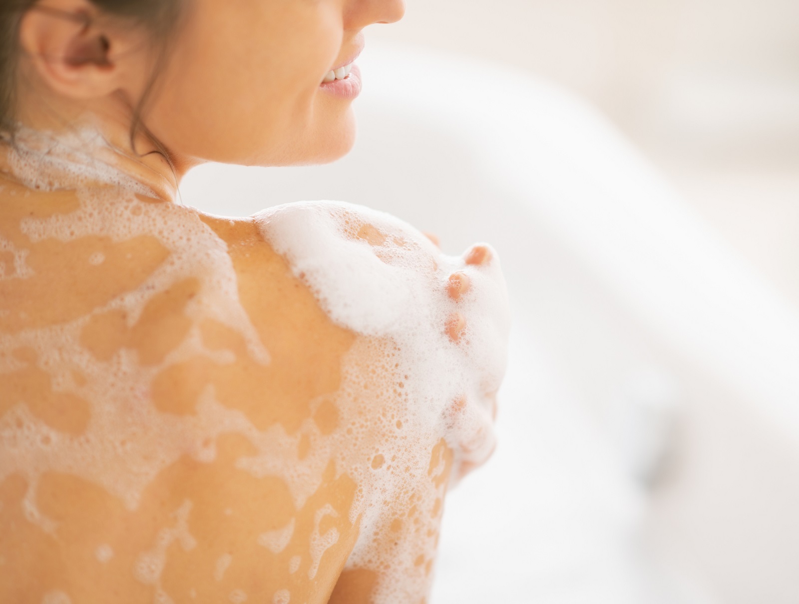 Sử dụng sữa tắm cho da khô để chăm sóc cơ thể vào những ngày hè nóng bức (nguồn ảnh: Internet).