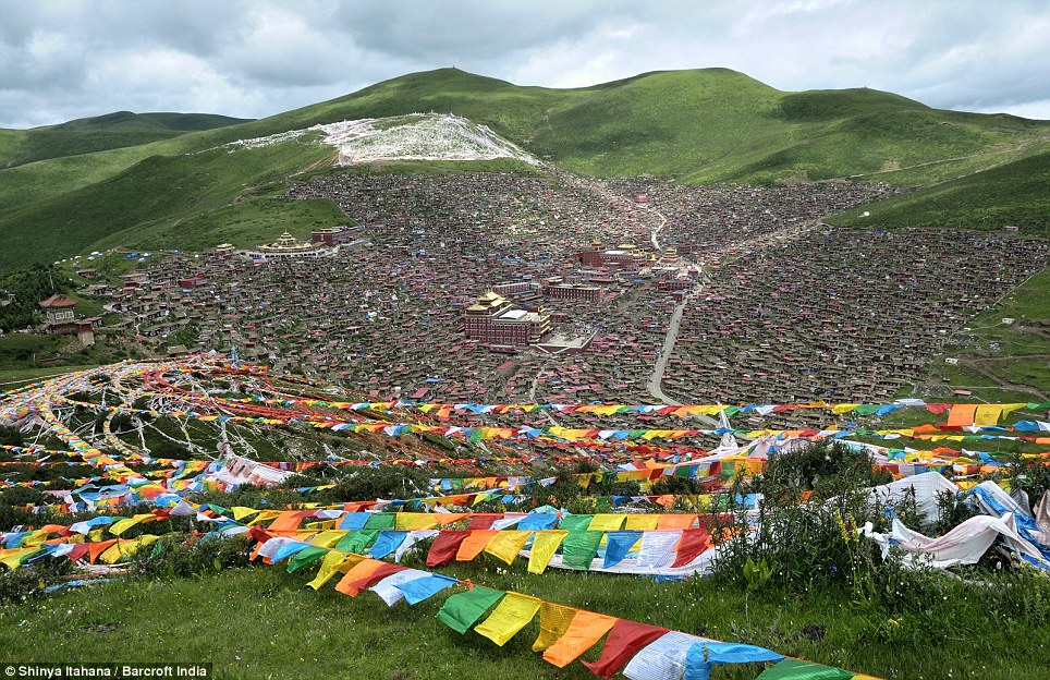 Thăm trung tâm Phật giáo lớn nhất thế giới