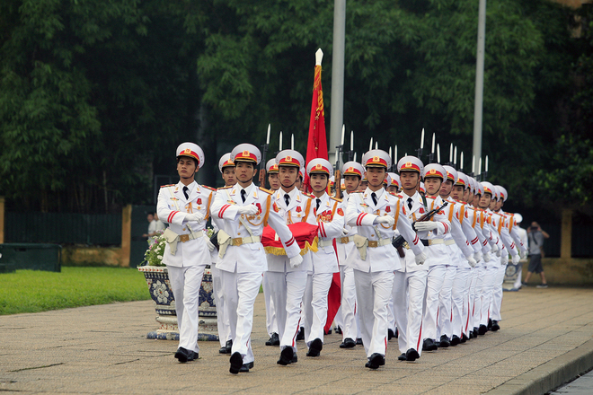 Nghi lễ thượng và hạ cờ trên quảng trường Ba Đình