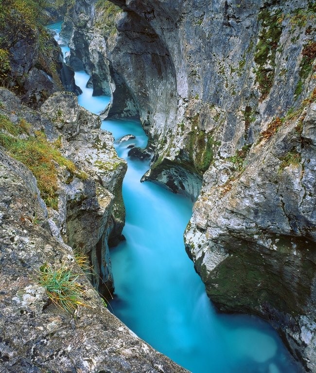 Dòng sông màu xanh lơ ở Slovenia