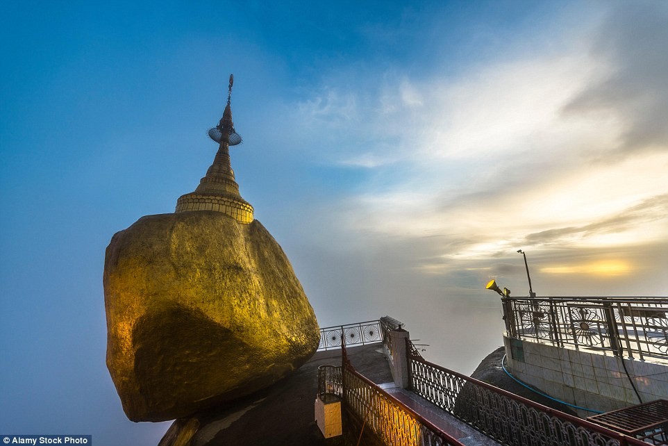 Ngôi chùa Đá Vàng cực kỳ linh thiêng ở Myanmar