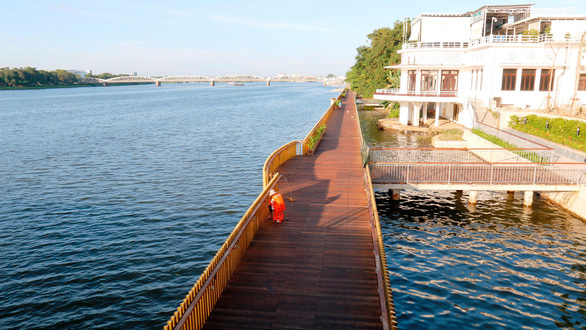 Cầu đi bộ lát gỗ lim trên sông Hương gây ấn tượng cho du khách tham quan