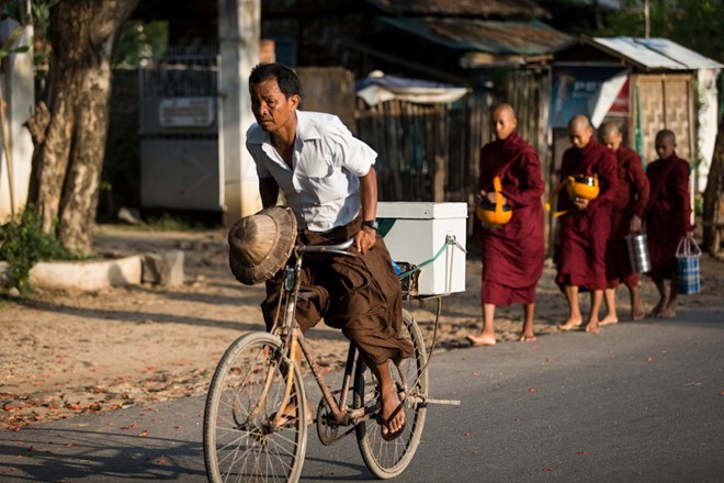 Myanmar: đàn ông mặc váy nhai trầu