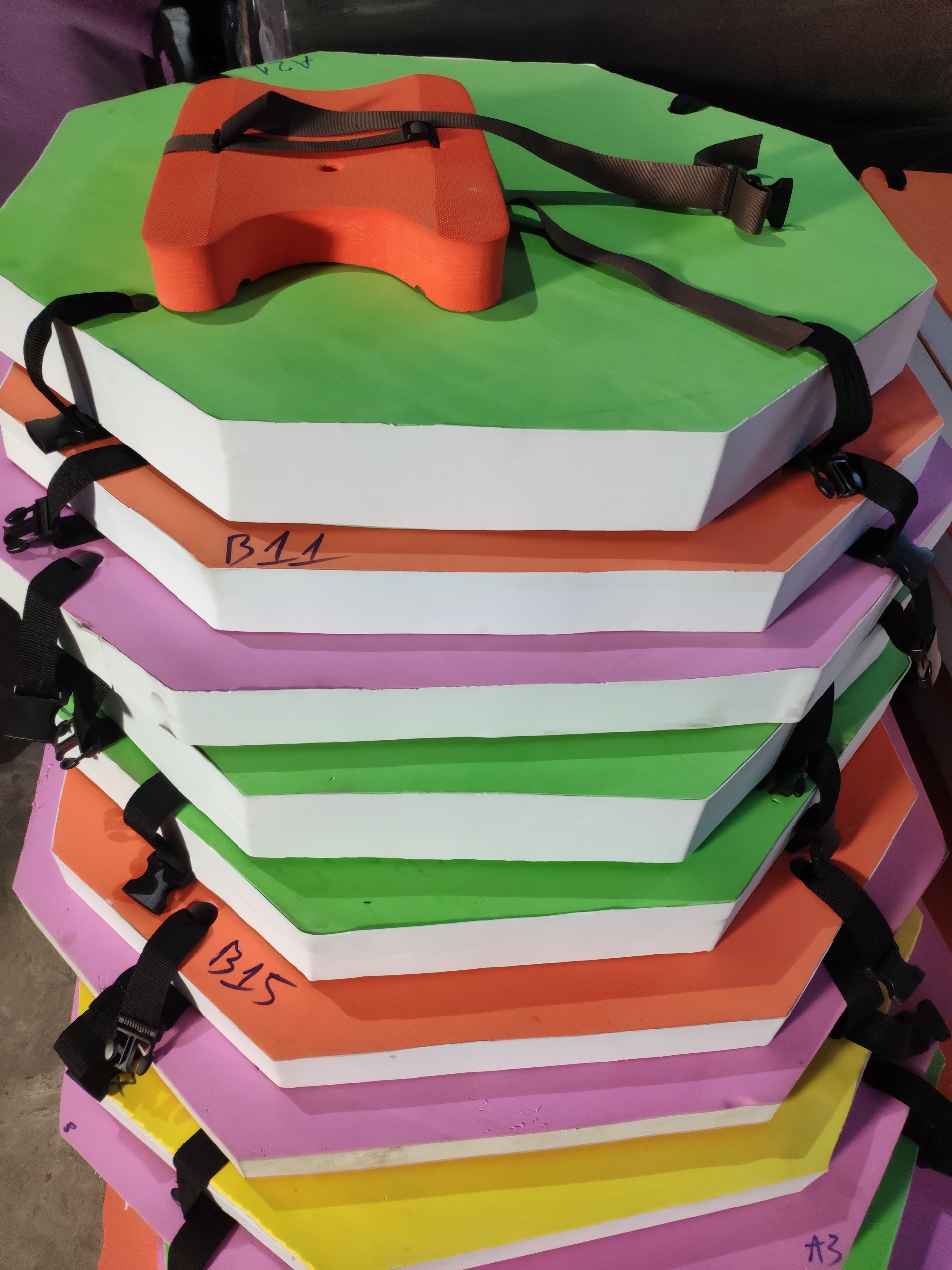 Phao trò chơi trên nước