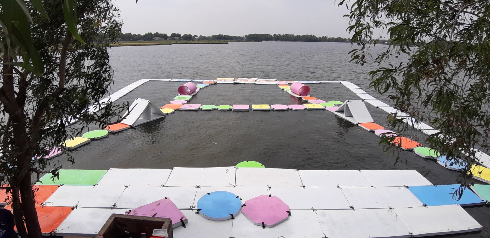 Phao trò chơi trên nước