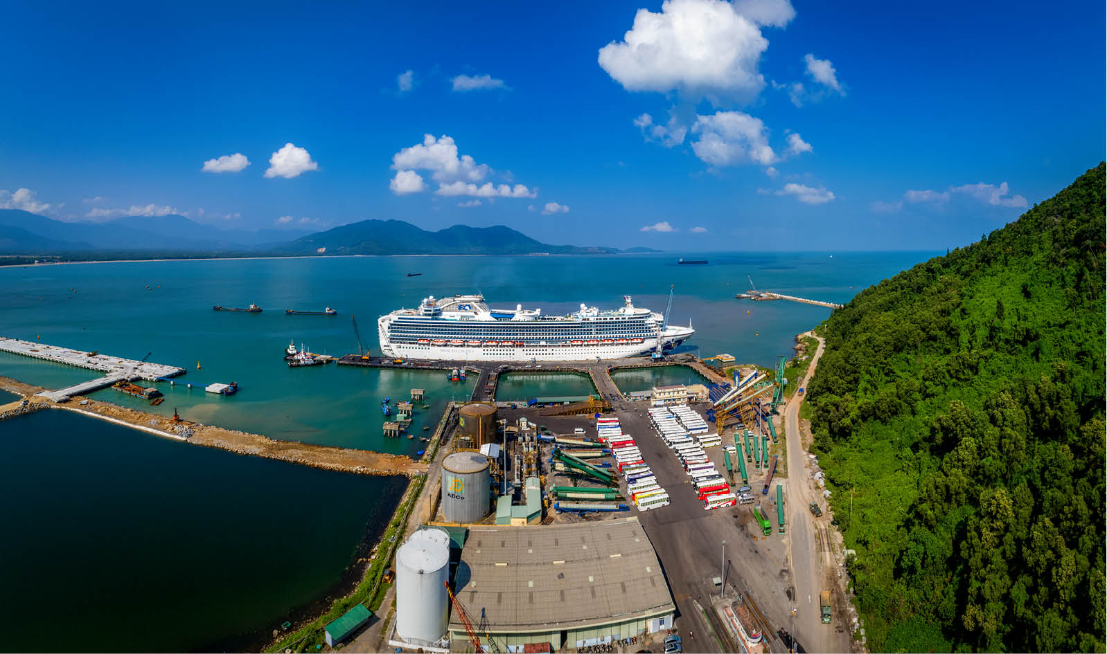 Chân Mây port