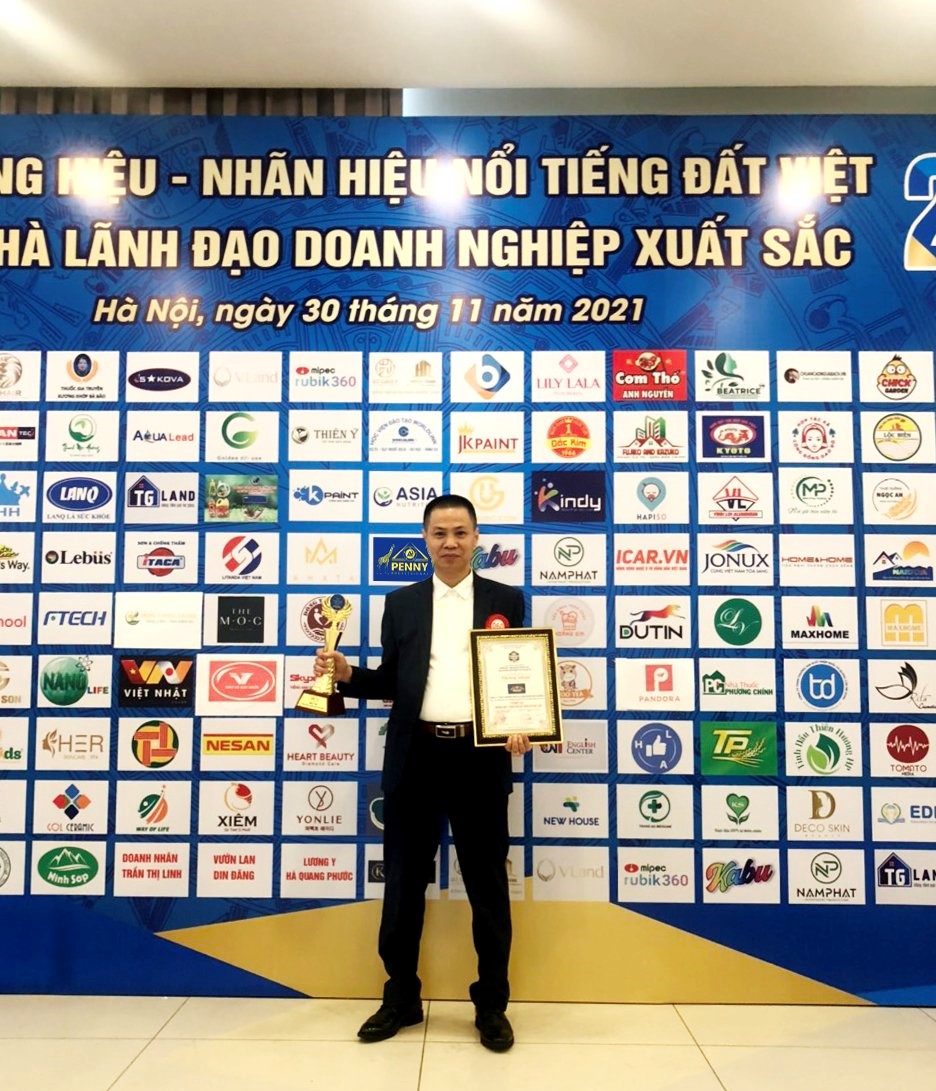 Giám đốc Ngô Bình Nguyên thay mặt toàn thể Công ty Ánh Dương lên nhận Cup và bằng khen chứng nhận giải thưởng cao quý nà