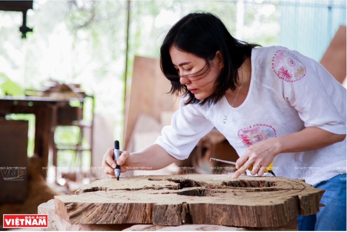Nếu những cây gỗ nằm trong rừng sâu bị mưa làm mục nát tưởng chừng như sẽ bỏ đi thì dưới bàn tay của những người thợ và sự sáng tạo của chị Nguyễn Thanh Hiền đã tạo ra những sản phẩm nghệ thuật đến từ thiên nhiên mang thương hiệu Lũa Décor.