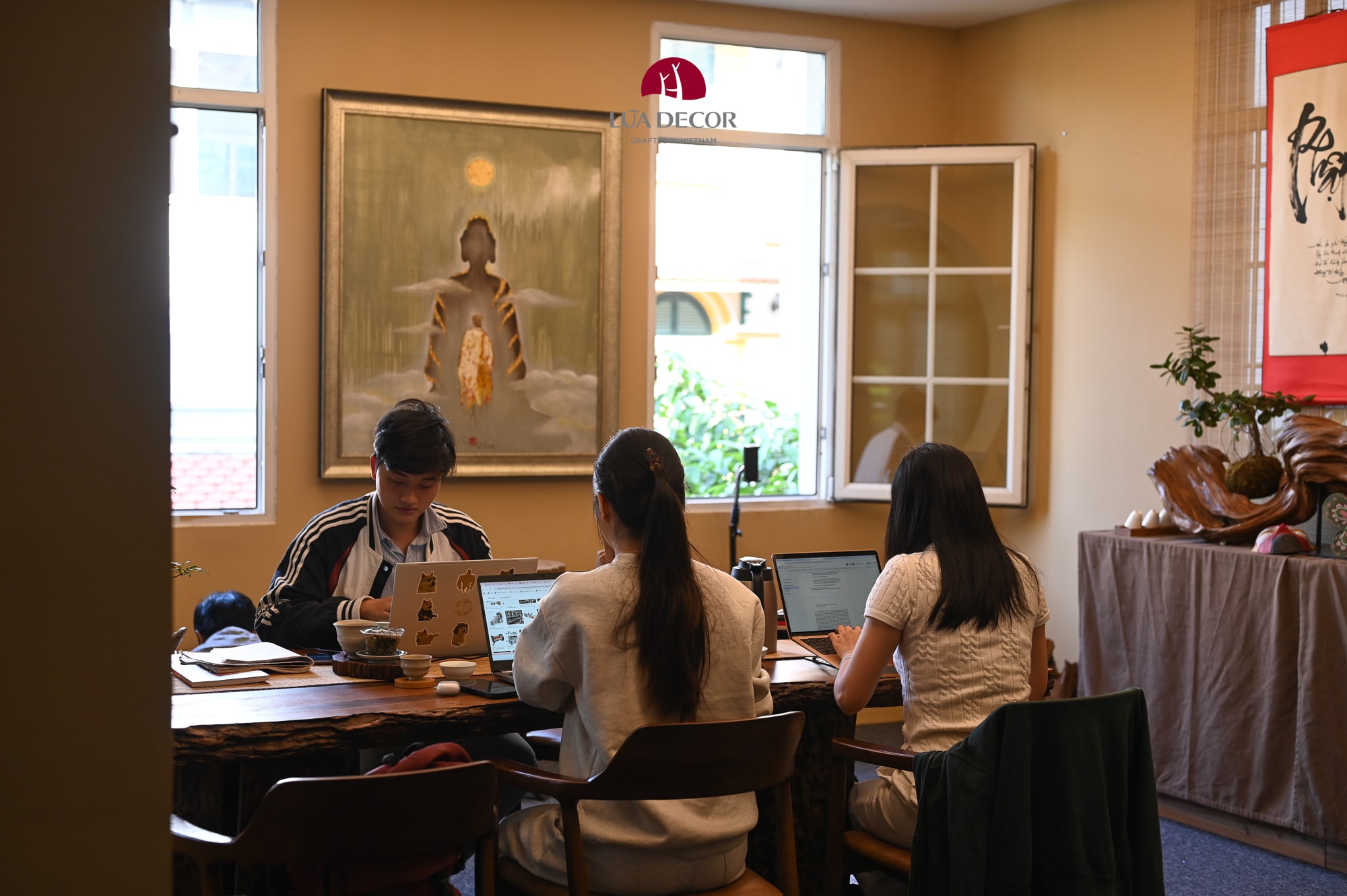 Lũa Decor chúng mình hân hạnh được cùng bạn thiết kế bình an trong mọi không gian sống.