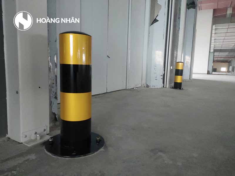 Cột chống va chạm cửa thang máy nhà xưởng