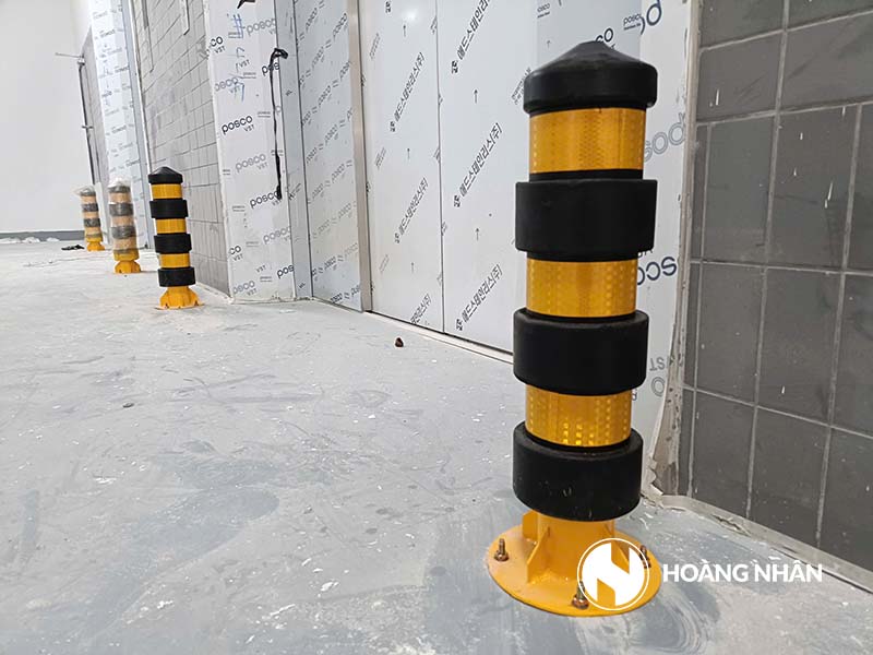 Cột chống va lõi thép bọc cao su