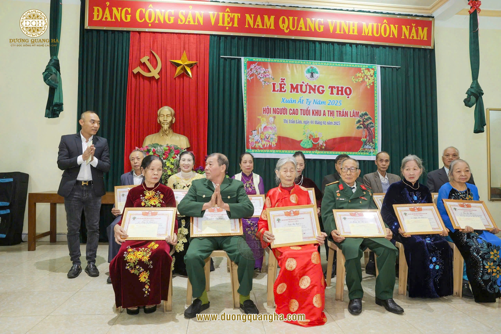 ĐÚC ĐỒNG DƯƠNG QUANG HÀ TRAO QUÀ CHO CÁC CỤ HỘI NGƯỜI CAO TUỔI