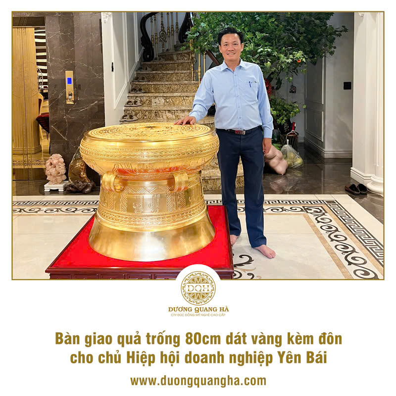 BÀN GIAO TRỐNG ĐỒNG DÁT VÀNG CHO CHỦ HIỆP HỘI DOANH NGHIỆP YÊN BÁI