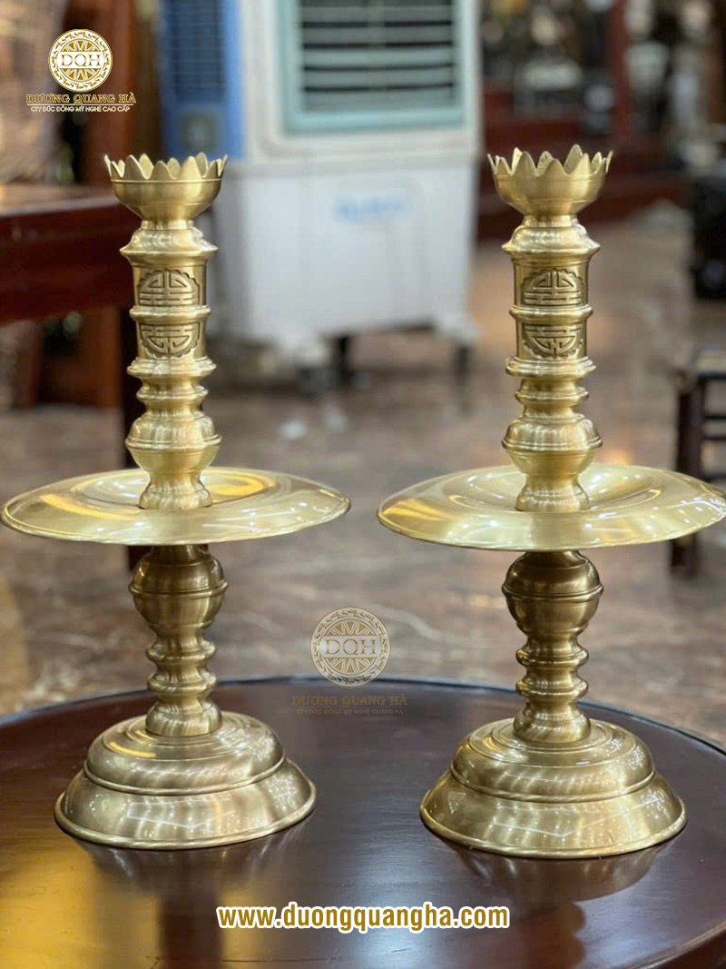 Cách chọn chân nến đồng cho bàn thờ gia tiên