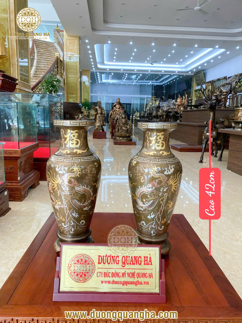 Lọ hoa đồng thờ - Lý do nên có trên bàn thờ gia đình