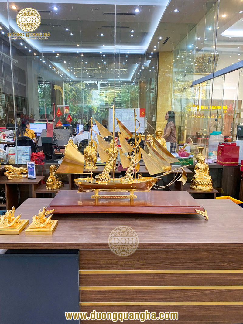 Quà tặng thuyền buồm mạ vàng - Biểu tượng may mắn và thành công trong kinh doanh