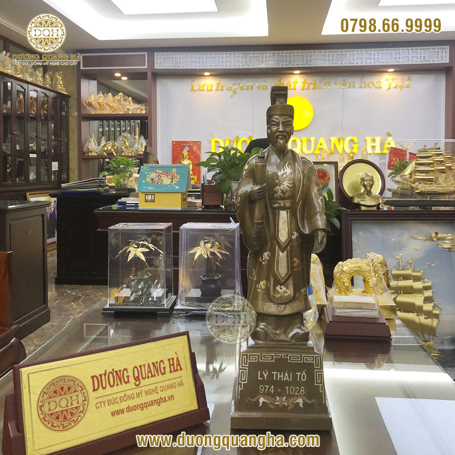 Tượng đồng Lý Thái Tổ - Tưởng nhớ vị vua đã có công dời đô từ Hoa Lư về Thăng Long