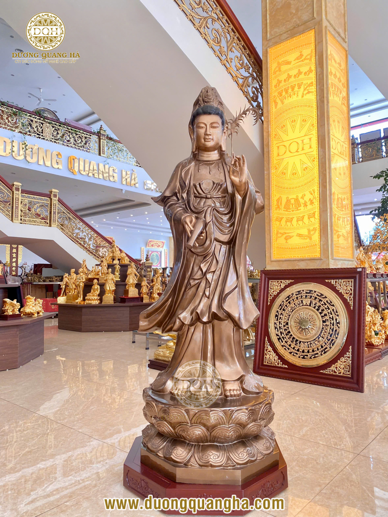 Tượng mẹ Quan Âm đứng - Biểu tượng từ bi, che chở và bình an