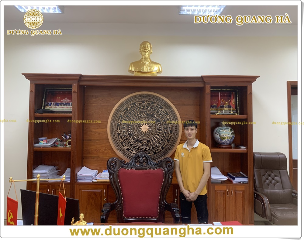Bàn giao mặt trống đúc 1m2 và tượng bác hồ bán thân 60 dát vàng 9999 cho uỷ ban nhân dân huyện - thị trấn Đô Lương - nghệ an