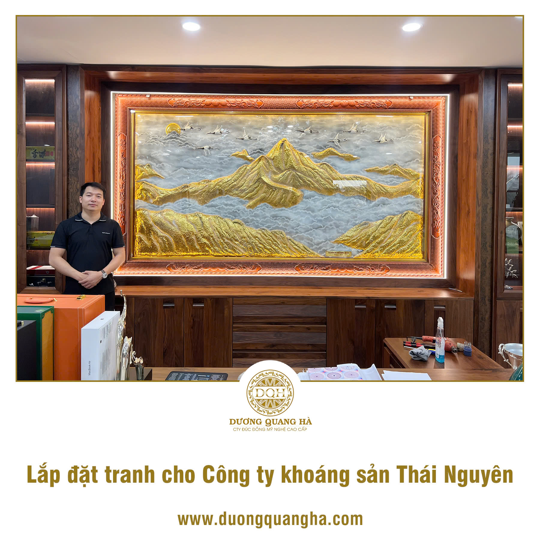 BÀN GIAO TRANH NÚI NON HÙNG VĨ CHO CÔNG TY KHOÁNG SẢN THÁI NGUYÊN