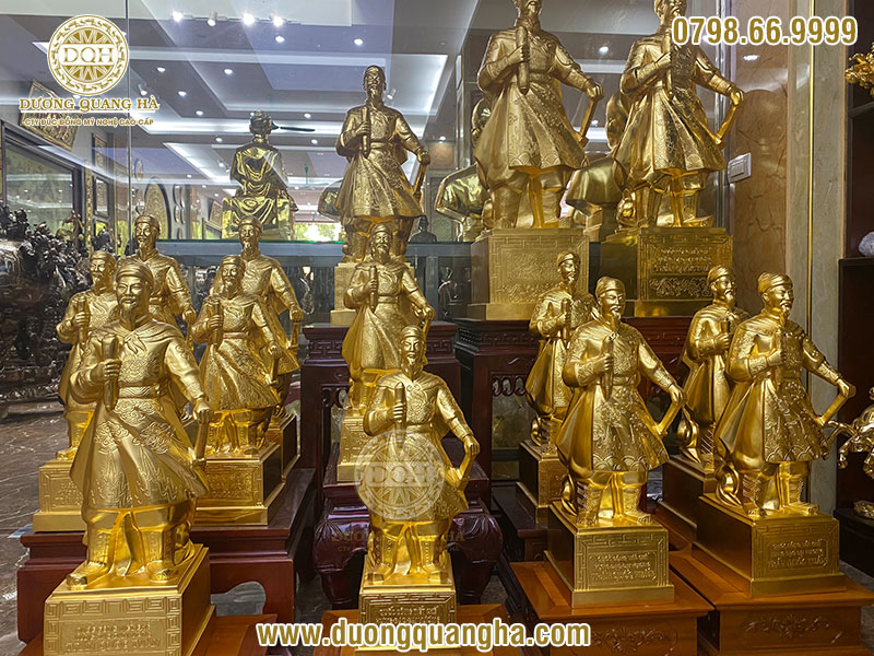 Tượng Trần Hưng Đạo dát vàng 9999K