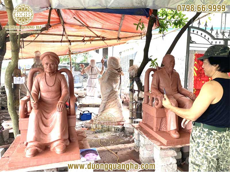 Đắp khuôn tượng đồng bằng đất sét 
