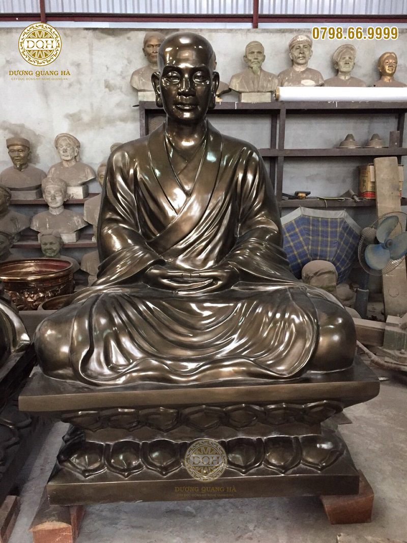 Tượng Phật Hoàng Trần Nhân Tông bằng đồng cao 2m