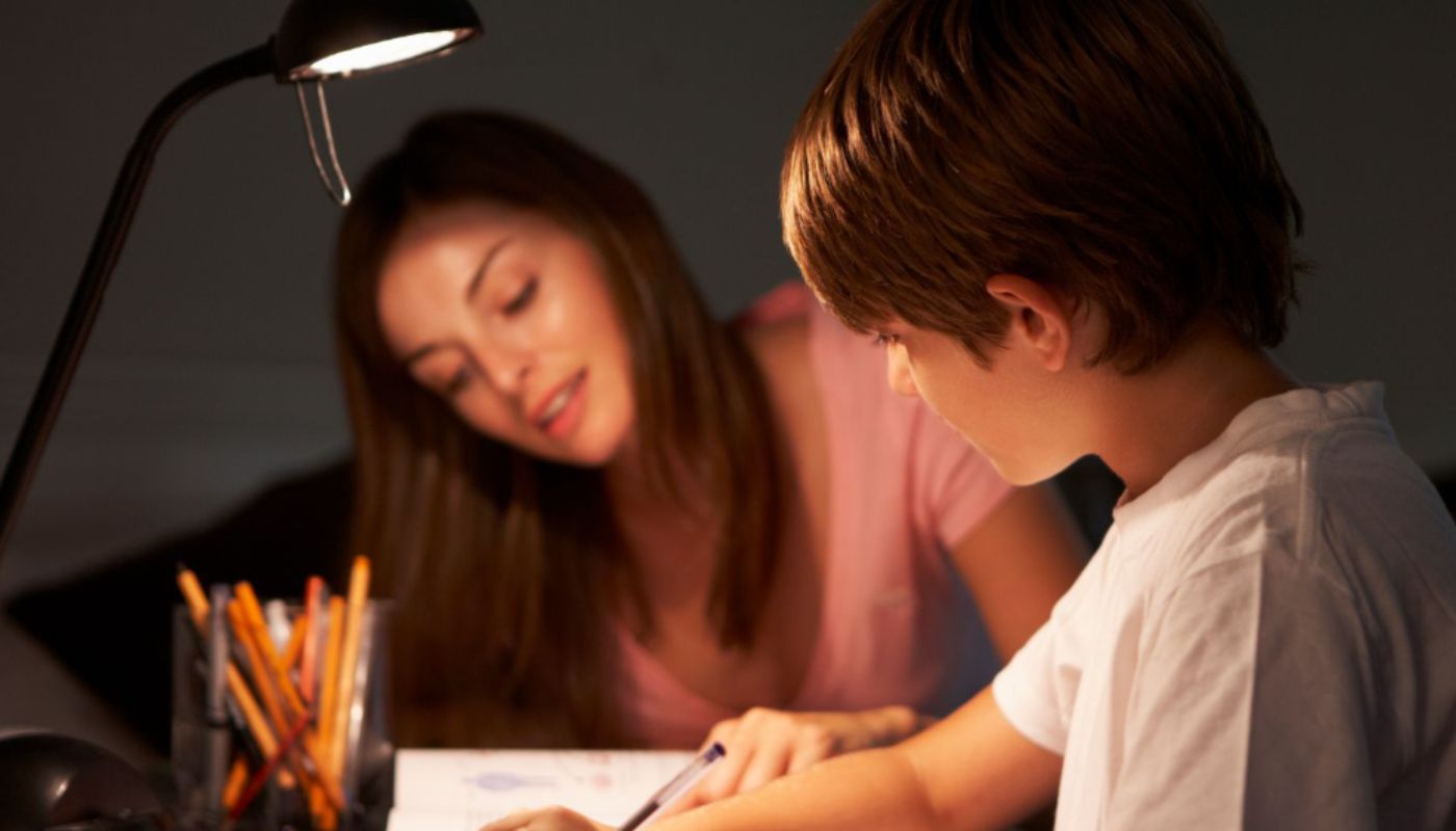 Sắm đèn để bàn đúng cách cho năm học mới: Cẩm nang cho cha mẹ học sinh